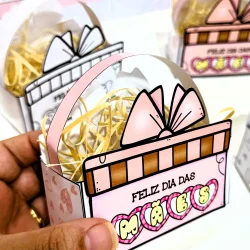 Cestinha decorativa de Dia das Mães com lembrancinha personalizada.