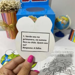 Charada do meio ambiente sobre folhas na primavera.