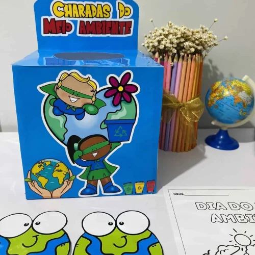 Caixa de charadas sobre meio ambiente com crianças e elementos ecológicos.