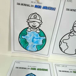 Criança com capacete segurando o planeta Terra em atividade escolar.
