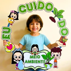 Criança segurando quadro com tema de meio ambiente e personagens divertidos.