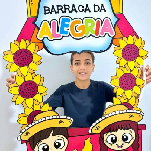 Barraca decorada com girassóis e personagens infantis para Festa Junina.