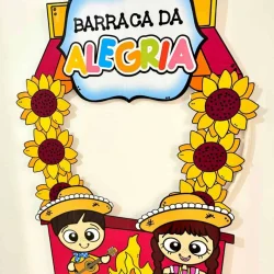 Ilustração de crianças em festa junina com barraca e decoração colorida.