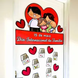 Decoração de porta com tema do Dia da Família e desenhos de casas e corações.