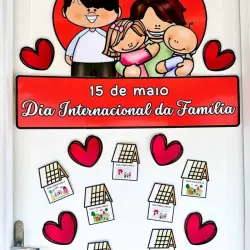 Decoração de porta com tema Dia da Família e desenhos de casas e corações.