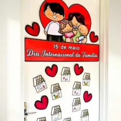 Decoração de porta com tema Dia da Família e desenhos de família feliz.