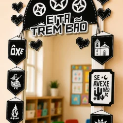 Decoração de festa junina com espelho de cordel e símbolos tradicionais.