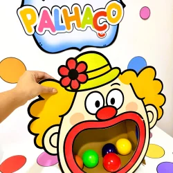 Brinquedo de boca de palhaço com bolas coloridas para diversão infantil.