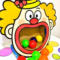 Brinquedo de boca de palhaço com bolas coloridas para diversão infantil.