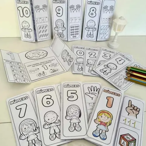 Conjunto de jogos educativos com numerais de 0 a 10 para crianças.