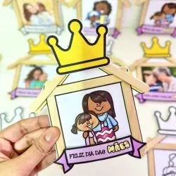Lembrancinha de Dia das Mães com foto e coroa de papel.