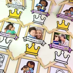 Lembrancinha com fotos de mães e filhos para o Dia das Mães.