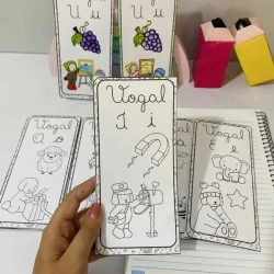 Cartões de vogais cursivas com desenhos e exemplos de letras.