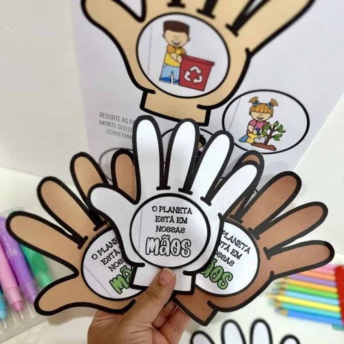 Mãos de papel com mensagens sobre cuidar do planeta.