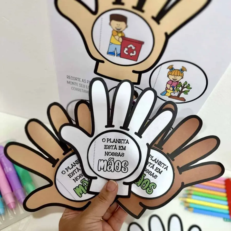 Mãos de papel com mensagens sobre cuidar do planeta.