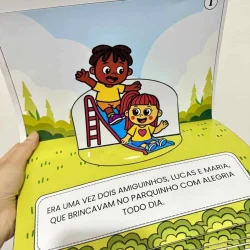 Ilustração de crianças brincando no parque com alegria.