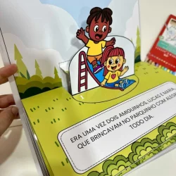 Livro 3D com personagens infantis sobre o corpo e a autoestima.