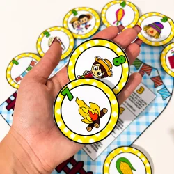 Luva com cartas de adivinhas juninas para atividades educativas.