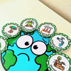 Luva interativa com botões sobre temas ambientais e sustentabilidade.