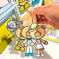 Ursinho de papel com amigos em atividade educativa.