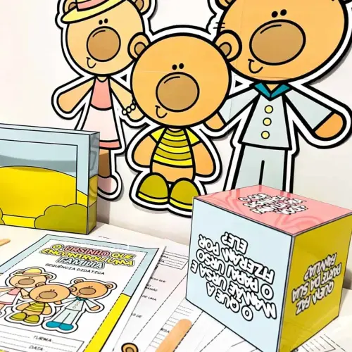 Personagens infantis de desenho animado com caixas e materiais escolares.