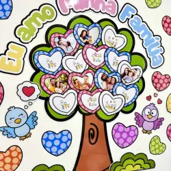 Árvore de família com fotos de crianças e palavras de amor e família.