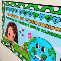 Painel educativo sobre meio ambiente com ilustrações de planeta e criança.