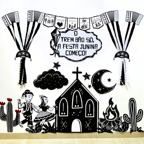 Decoração junina com tema de festa e elementos rurais em preto e branco.