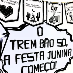 Decoração junina com bandeirinhas, cordel e elementos típicos.