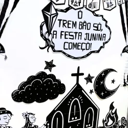 Decoração junina com igreja, estrelas e bandeirinhas.