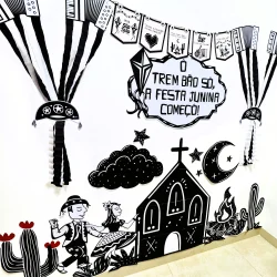 Decoração junina com personagens e elementos tradicionais.