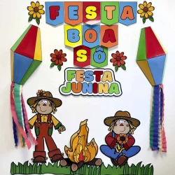 Decoração junina com bandeirinhas, balões e personagens típicos.