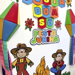 Decoração de Festa Junina com bandeirinhas e bonecos tradicionais.