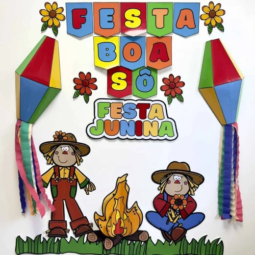 Decoração junina com bandeirinhas, balões e personagens típicos.