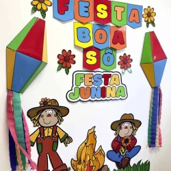 Decoração de Festa Junina com bandeirinhas e bonecos de papel.