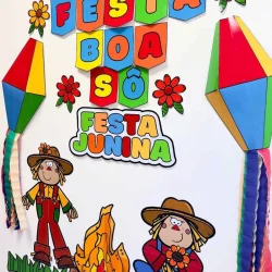 Decoração de Festa Junina com bandeirinhas, balões e personagens tradicionais.