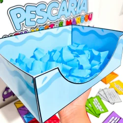 Caixa de peixes de papel coloridos para jogo educativo.
