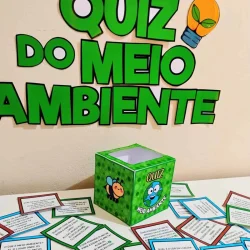 Caixa de perguntas sobre meio ambiente com cartões de respostas.