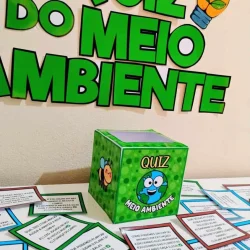 Material de quiz sobre meio ambiente com cartas e caixa temática.