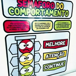 Semáforo do comportamento com cores e mensagens educativas.