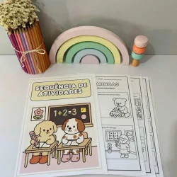 Materiais de atividades educativas com desenhos de cachorros e arco-íris.