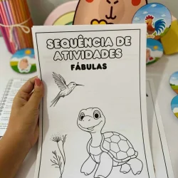 Caderno de atividades com desenhos de animais e título sobre fábulas para crianças.