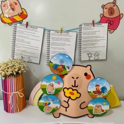 Material didático com fábulas infantis e personagens de animais fofos.