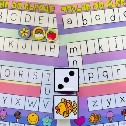 Imagem da Trilha do Alfabeto com letras, desenhos e atividades educativas.