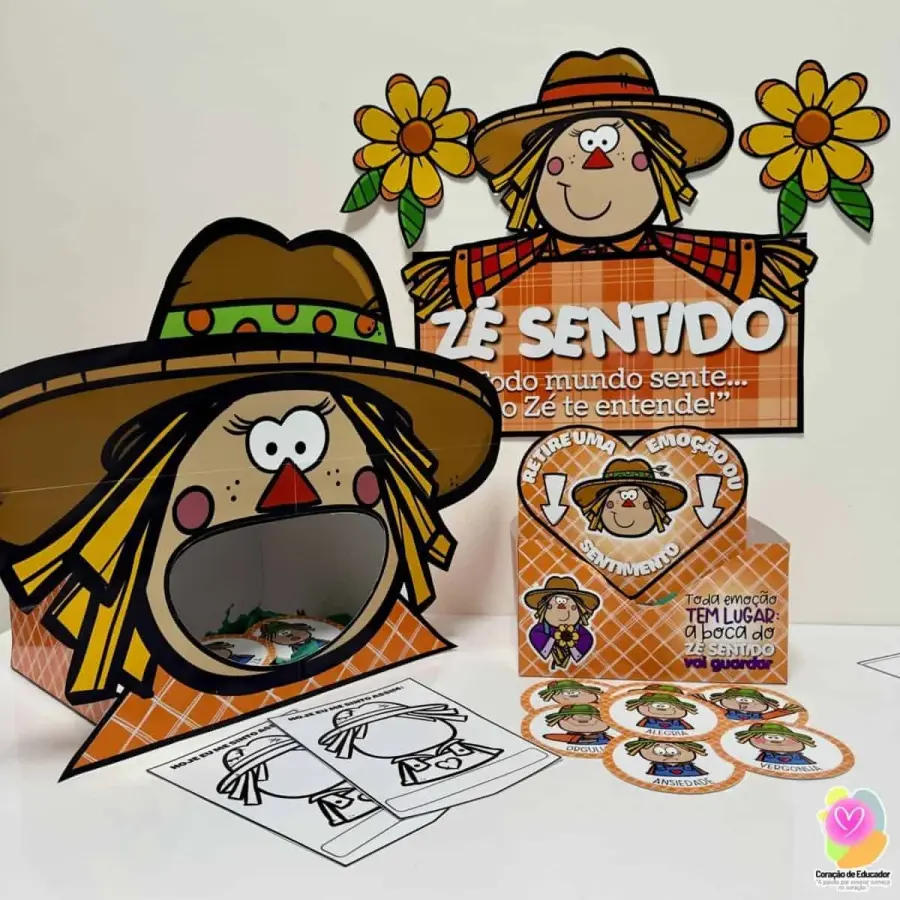 Espantalho Zé Sentido com flores e materiais educativos.