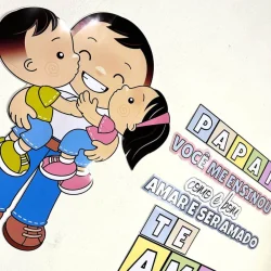 Família feliz com mensagem de amor e gratidão ao pai.