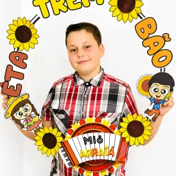 Criança com decoração de bambolê com tema junino e personagens divertidos.