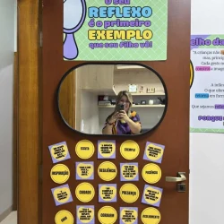 Espelho com palavras de reflexão para pais na reunião escolar.