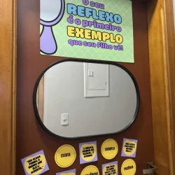 Espelho com mensagens de reflexão e valores na reunião de pais.