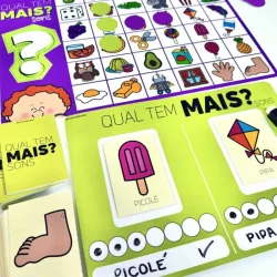 Jogo de tabuleiro educativo com cartas e peças coloridas para crianças.
